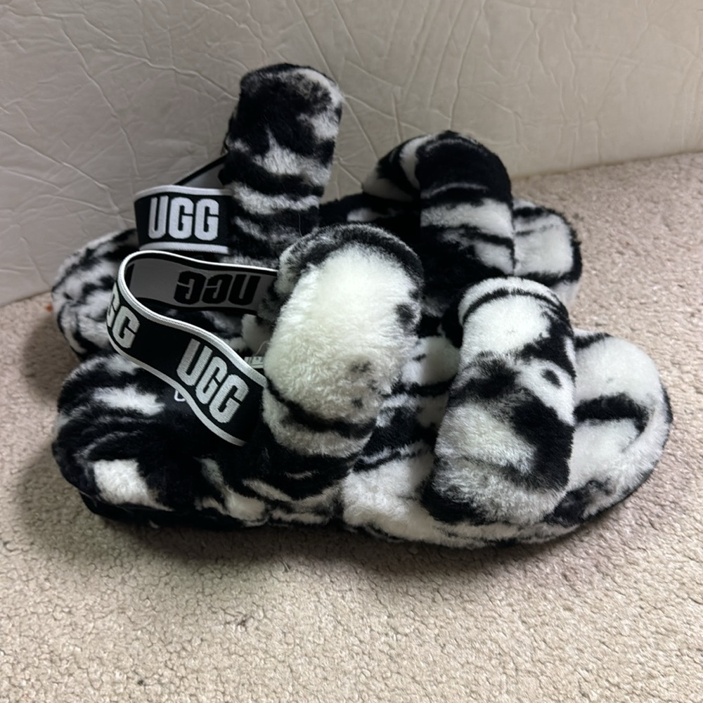 Women’s UGG Oh Yeah Black and White Marble Slipper Size 7M